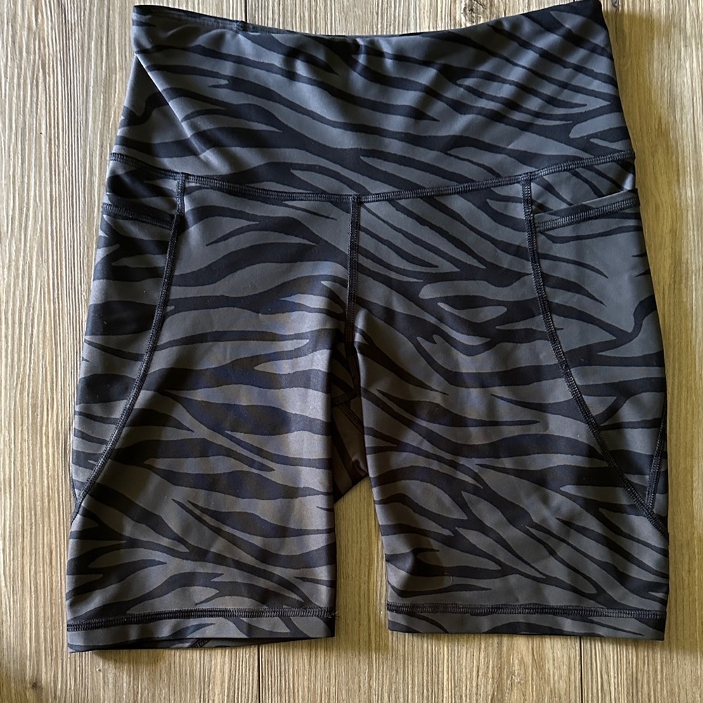 Old Navy Gray and Black Zebra Print Powersoft Women's Bike Shorts Size Medium